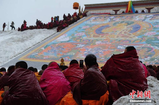 སྟག་ཚང་ལྷ་མོ་དགོན་དུ་གོས་སྐུ་བཤམས་པའི་བྱེད་སྒོ་སྤེལ་བ།