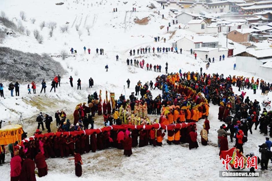 སྟག་ཚང་ལྷ་མོ་དགོན་དུ་གོས་སྐུ་བཤམས་པའི་བྱེད་སྒོ་སྤེལ་བ།
