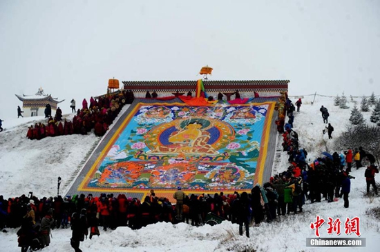སྟག་ཚང་ལྷ་མོ་དགོན་དུ་གོས་སྐུ་བཤམས་པའི་བྱེད་སྒོ་སྤེལ་བ།
