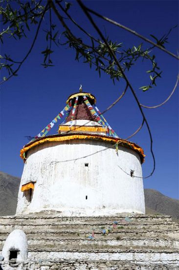 ལྷ་སའི་མལ་གྲོ་གུང་དཀར་རྫོང་རྒྱ་མ་ཁྲི་ཁང་ལེགས་འགྲུབ་བྱུང་བ།