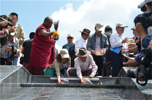 སྐབས་དྲུག་པའི་མཚོ་སྔོན་པོའི་ཉ་གཟིགས་དང་ཚེ་བླུའི་དུས་ཆེན་རྐང་ཚ་རྫོང་དུ་འགོ་བརྩམས་པ།