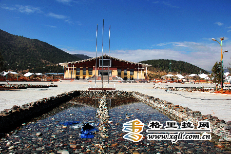 སྐབས་བཅུ་བའི་གྲངས་ཉུང་མི་རིགས་ལུས་རྩལ་འགྲན་ཚོགས་ཀྱི་རྩལ་སྦྱོང་ཁང་གི་ཐོག་མའི་རྣམ་པ་གྲུབ་པ།