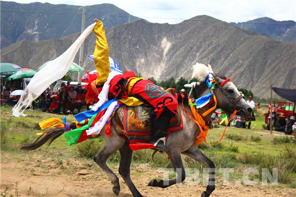 བོད་ལྗོངས་ལྷ་སའི་མང་ཚོགས་ཀྱིས་འོང་སྐོར་དུས་ཆེན་རོལ་བ།