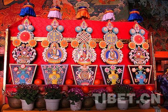 ལྷ་སའི་གཙུག་ལག་ཁང་དུ་བཅོ་ལྔའི་མཆོད་པ་འབུལ་བ།