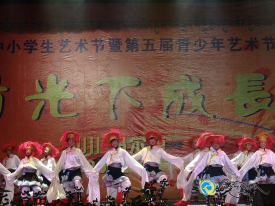 ཧུང་ཡོན་ལ་རྔ་བ་ཁུལ་སྐབས་བདུན་པའི་ཆུང་འབྲིང་སློབ་མའི་སྒྱུ་རྩལ་དུས་ཆེན་གྱི་གཡུར་ཟའི་འབྲས་བུ་སྨིན།