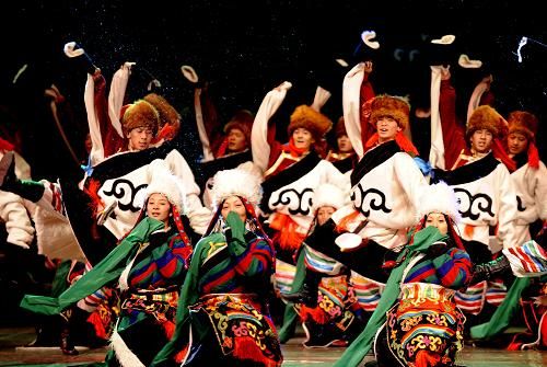 《བོད་ལྗོངས་ཀྱི་གཟི་དཔལ》ལྷ་སར་ཐེངས་དང་པོར་སྔོན་འཁྲབ་བྱས་པ།