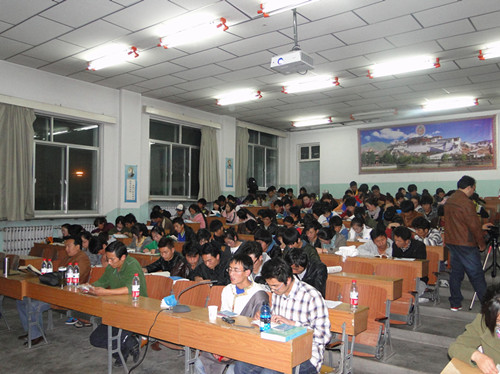 མཚོ་སྔོན་མི་རིགས་སློབ་ཆེན་གྱི་སློབ་མ་དབང་ཕྱུག་འབུམ་གྱིས་རྩ་རྒྱུད་དང་བཤད་རྒྱུད་བློ་རྒྱུགས་སྤྲད་པ།