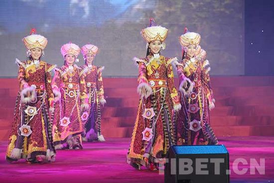 ཀན་ལྷོ་ཁུལ་གླུ་གར་ཚོགས་པ་པེ་ཅིང་དུ་སོང་ནས་རིག་གནས་གནས་སྐོར་ཁྱབ་སྒྲོག་བྱེད་པ།