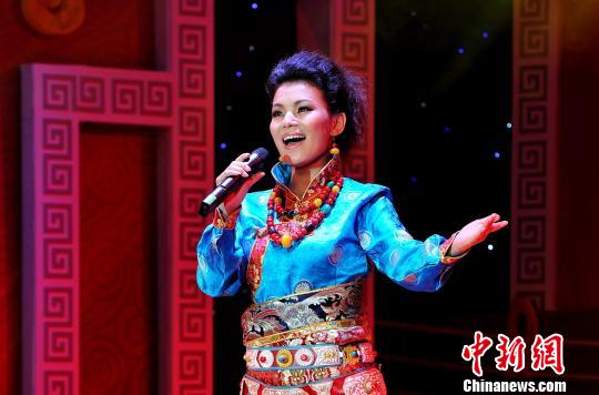 获得专业组民族唱法冠军的女歌手次仁央宗