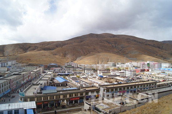 གཞིས་ཀ་རྩེ་ཡིས་ས་དགའི་ནུབ་ཀྱི་ས་ཚིགས་སྐྲུན་བཞིན་པ།