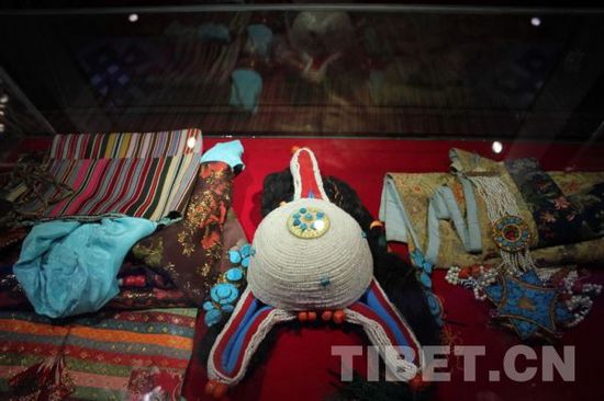 བོད་ལྗོངས་ཀྱི་ཟློས་གར་སྒྱུ་རྩལ་འགྲེམ་སྟོན་ཁང་ཐོག་མ་རིན་མི་ལེན་པར་སྒོ་ཕྱེས་པ།