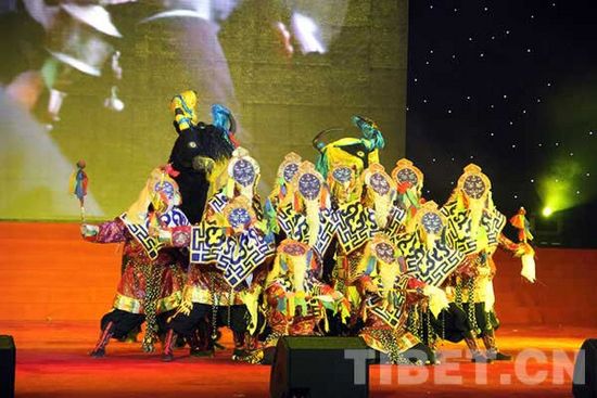 ཀན་ལྷོ་ཁུལ་གླུ་གར་ཚོགས་པ་པེ་ཅིང་དུ་སོང་ནས་རིག་གནས་གནས་སྐོར་ཁྱབ་སྒྲོག་བྱེད་པ།
