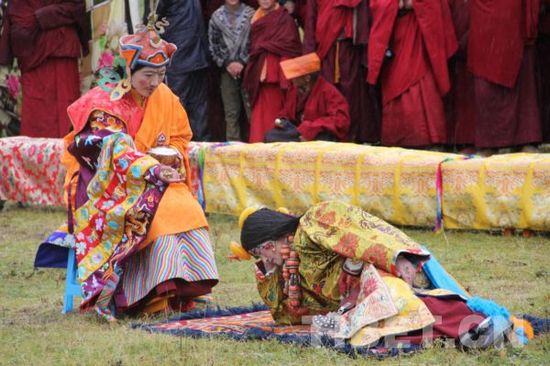 “2012ལོར་གེ་སར་ཕ་ཡུལ་དུ་བསྐྱོད”ཅེས་པའི་བྱ་འགུལ་སི་ཁྲོན་སྡེ་དགེ་ནས་སྤེལ་བ།