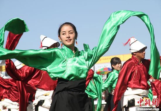 སྐབས་བདུན་པའི་གེ་སར་རྟ་རྒྱུག་འགྲན་ཚོགས་དེ་རྨ་ཆུ་རུ་འགོ་བརྩམས་པ།