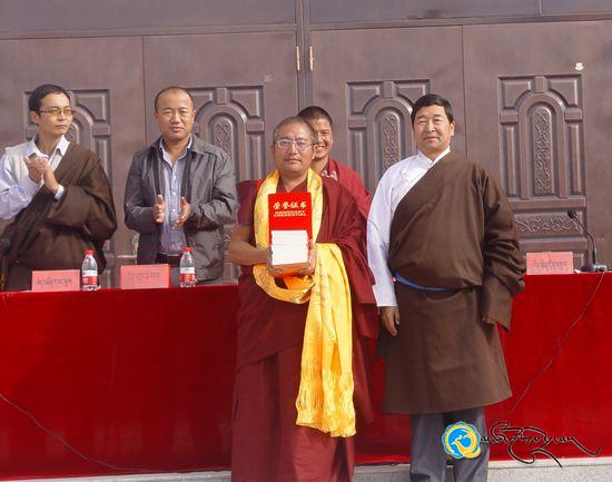 མཚོ་ལྷོ་ཁུལ་མི་རིགས་མཐོ་འབྲིང་གཉིས་པས་གཟེངས་བསྟོད་ཚོགས་འདུ་བསྡུས་པ།