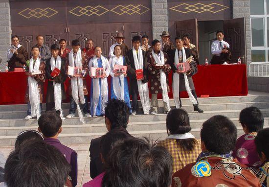 མཚོ་ལྷོ་ཁུལ་མི་རིགས་མཐོ་འབྲིང་གཉིས་པས་གཟེངས་བསྟོད་ཚོགས་འདུ་བསྡུས་པ།