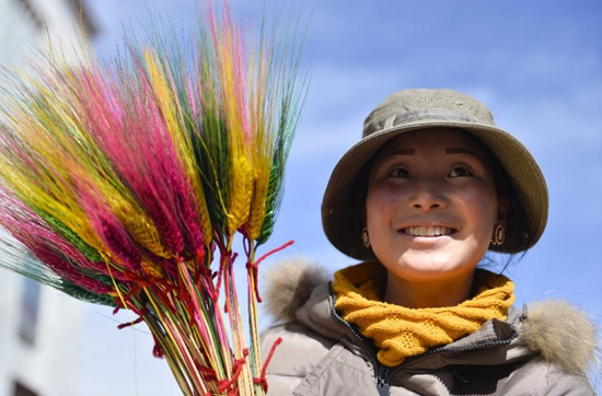 བོད་ལྗོངས་ཀྱི་མང་ཚོགས་ཀྱིས་བོད་ལུགས་ལོ་སར་ལ་གྲ་སྒྲིག་བྱེད་ཀྱིན་པ།
