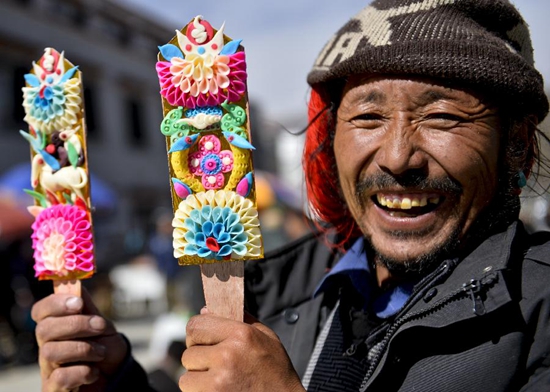བོད་ལྗོངས་ཀྱི་མང་ཚོགས་ཀྱིས་བོད་ལུགས་ལོ་སར་ལ་གྲ་སྒྲིག་བྱེད་ཀྱིན་པ།