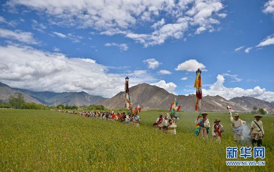 ལྷོ་ཁའི་ཞིང་བ་མང་ཚོགས་ཀྱིས་འོང་སྐོར་དུས་ཆེན་རོལ་བ།