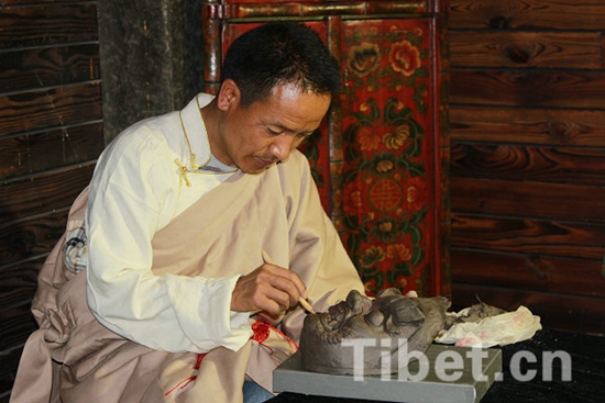 བོད་ལྗོངས་ཀྱི་ཞལ་འབག་སྒྱུ་རྩལ་དུས་ཆེན་པེ་ཅིང་དུ་བསྡུས་པ།