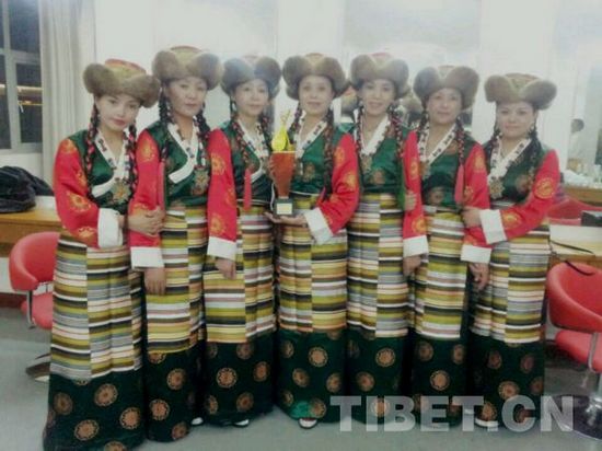 བོད་ལྗོངས་ཟློས་གར་ཚོགས་པས་རྒྱལ་ཡོངས་ཀྱི་གཞས་རིགས་འགྲེམ་སྟོན་སྟེང་རོལ་མོ་དཀྲོལ་བའི་བྱ་དགའ་ཐོབ་པ།