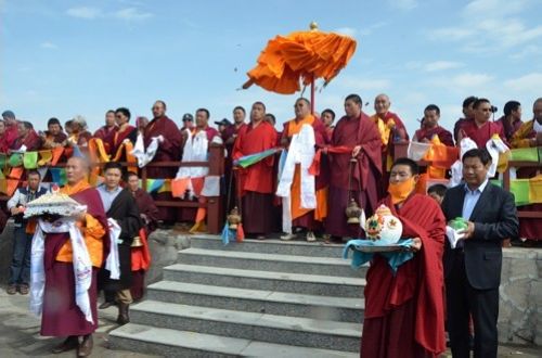 རྐང་ཚ་རྫོང་གི2013ལོའི་མཚོ་སྔོན་པོར་མཚོ་གཏེར་འབུལ་བའི་ཆོ་ག་སྤེལ་བ།