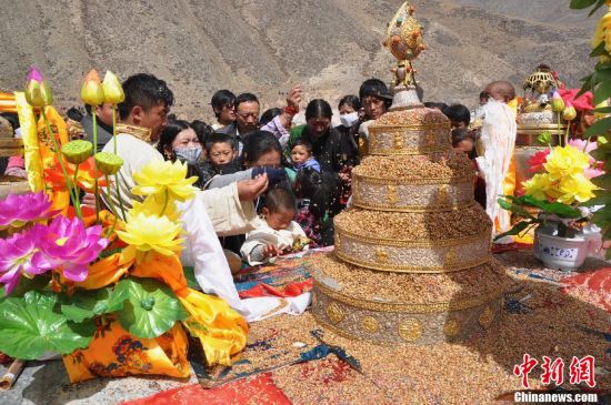 མཚོ་སྔོན་ཡུལ་ཤུལ་དུ་སྨོན་ལམ་འདེབས་པའི་ཆོས་ཚོགས་ཆེན་མོ་ཚོགས་པ།