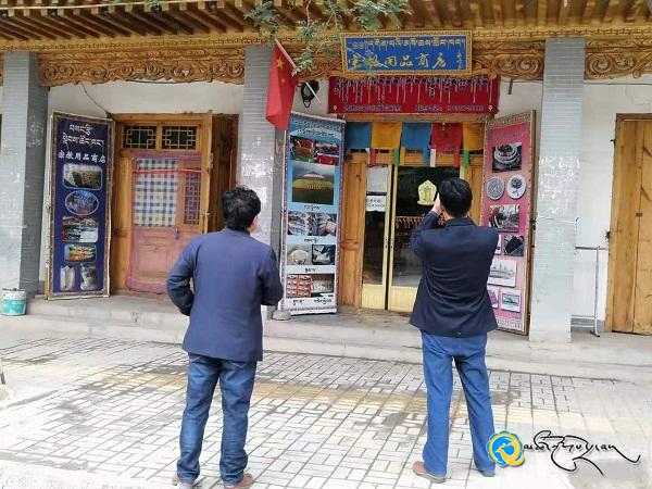 མཚོ་ལྷོ་ཁུལ་མི་རིགས་སྐད་ཡིག་བྱ་བའི་ལྟེ་གནས་ཀྱིས་སྤྱི་ཚོགས་ཁྲོམ་རའི་ཡིག་བཀོལ་ལ་དག་ཐེར་བྱས།