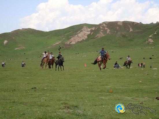 མཚོ་ལྷོ་ཁུལ་གྱི་རིགས་སོ་སོའི་མི་དམངས་ཀྱིས་ཁུལ་སྟོན་ལ་རོལ་བར་ཕྱིར་གཞིགས།
