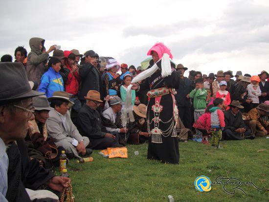 མཚོ་ལྷོ་ཁུལ་གྱི་རིགས་སོ་སོའི་མི་དམངས་ཀྱིས་ཁུལ་སྟོན་ལ་རོལ་བར་ཕྱིར་གཞིགས།