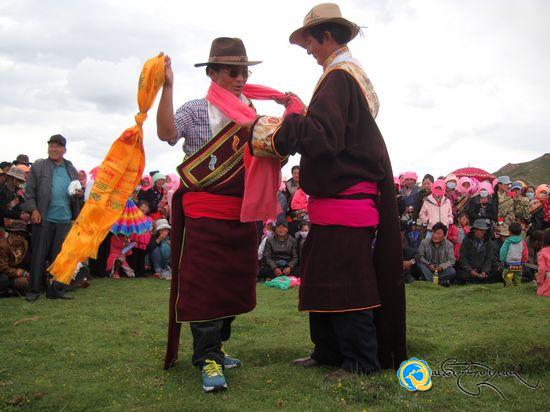 མཚོ་ལྷོ་ཁུལ་གྱི་རིགས་སོ་སོའི་མི་དམངས་ཀྱིས་ཁུལ་སྟོན་ལ་རོལ་བར་ཕྱིར་གཞིགས།