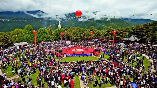 བཞི་བའི་ཚེས་བརྒྱད་ཉིན་གྱི་དར་མདོ་ལྷ་མོ་རྩེའི་རྒྱལ་སྤྱིའི་གནས་རི་སྐོར་བའི་དུས་ཆེན་རོལ་བ།