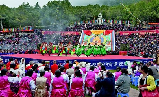 བཞི་བའི་ཚེས་བརྒྱད་ཉིན་གྱི་དར་མདོ་ལྷ་མོ་རྩེའི་རྒྱལ་སྤྱིའི་གནས་རི་སྐོར་བའི་དུས་ཆེན་རོལ་བ།