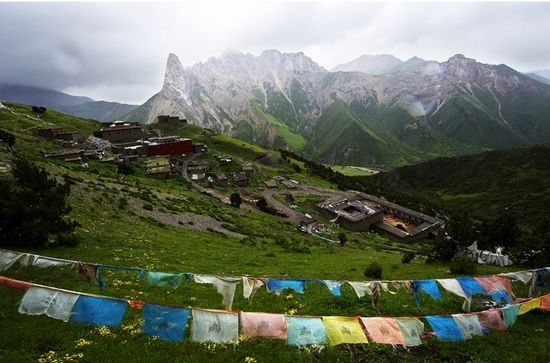 བགྲང་བྱ་ཆིག་སྟོང་ལྷག་གི་ལོ་རྒྱུས་ལྡན་པའི་རྟ་རྣ་དགོན་པ།