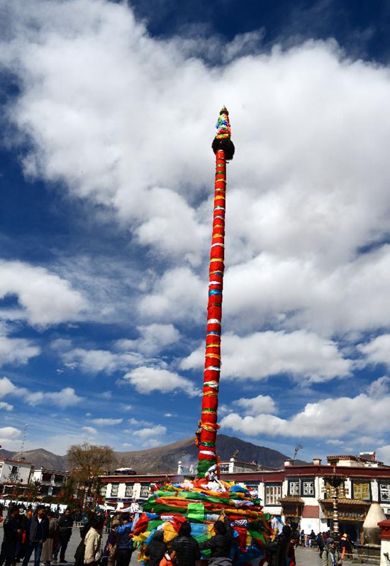 ལྷ་སའི་གཙུག་ལག་ཁང་གི་དར་ཤིང་ཆེན་མོའི་དར་ལྕོག་བརྗེས་པའི་ཆོ་ག་སྤེལ་པ།