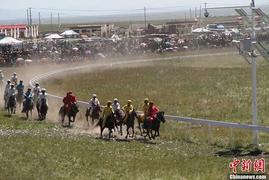 སྐབས་བདུན་པའི་གེ་སར་རྟ་རྒྱུག་འགྲན་ཚོགས་དེ་རྨ་ཆུ་རུ་འགོ་བརྩམས་པ།