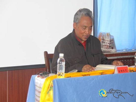 མཚོ་ལྷོ་བོད་སྨན་ཁང་དུ་རྩ་སྦྱོང་སྨན་བཅོས་ཀྱི་ཟབ་སྦྱོང་འཛིན་གྲྭ་བསྡུས་པ།