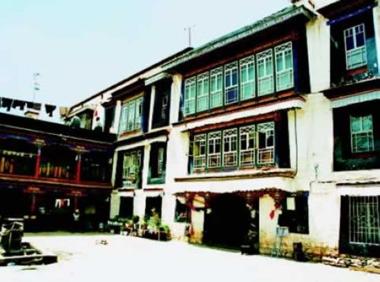 ལྷ་སའི་གཞིས་རྙིང་ལས་བོད་ཀྱི་སྲོལ་རྒྱུན་རིག་གནས་ཀྱི་ཁྲག་རྒྱུན་རྒྱུ་རུ་འཇུག་པ།