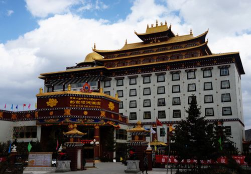 ཡུན་ནན་དུ་སྨན་ལྷའི་བློས་བསླངས་དཀྱིལ་འཁོར་ལ་རབ་གནས་བྱེད་པའི་ཆོ་ག་སྤེལ་བ།