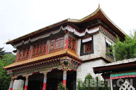 བྲག་གསུམ་མཚོའི་མཚོ་སྙིང་གི་མཚོ་རྫོང་དགོན།