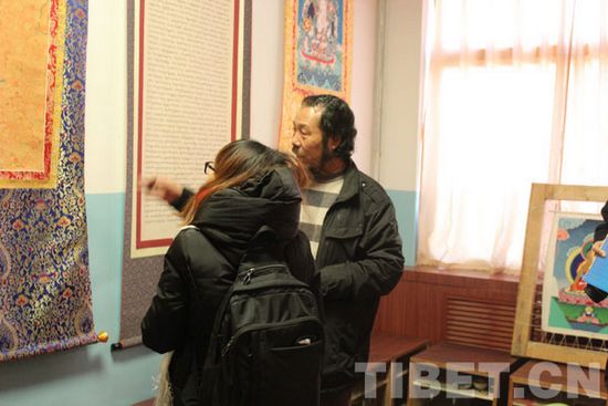 བོད་ཀྱི་རི་མོ་བ་འཇིགས་མེད་ཀྱིས་གེ་སར་སྒྲུང་མངོན་མཚོན་བྱེད་པའི་ཐང་ག་ཞིག་འབྲི་བཞེངས་བྱེད་གྲབས་ཡོད། བོད་ཀྱི་རི་མོ་བ་འཇིགས་མེད་ཀྱིས་གེ་སར་སྒྲུང་མངོན་མཚོན་བྱེད་པའི་ཐང་ག་ཞིག་འབྲི་བཞེངས་བྱེད་གྲབས་ཡོད།