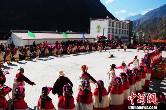四川省阿坝州金川马奈锅庄再掀最炫民族风