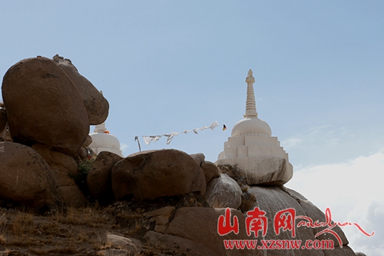 བཙན་པོའི་རྒྱལ་རབས་སྐབས་སུ་བཞེངས་པའི་ཟུར་མཁར་རྡོའི་མཆོད་རྟེན།