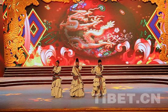 ཨ་ཅག་ཚན་སྡེབ་བརྙན་འཕྲིན་ཁང་གསུམ་གྱི་ལོ་སར་དགོང་ཚོགས་སྟེང་བསྟོད་པའི་གླུ་དབྱངས་ཕུལ་བ།