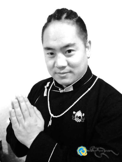 མཚོ་སྔོན་གྱི་གླུ་བ་ཨ་ཀྱཱ་ཡི《མཛེས་སྡུག་གི་མཚོ་ལྷོ་ང་ཡི་ཕ་ཡུལ》ཞེས་པའི་རྐྱང་གཞས་འགྲེམ་ལ་ཉེ།