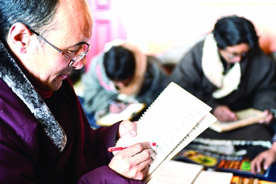 ངག་དབང་རྒྱལ་མཚན་གྱིས་སྡེར་ནང་ས་བྲིས་ཀྱི་བྲིས་རྒྱུན་རྒྱུན་འཛིན་བྱེད་ཀྱིན་པ།