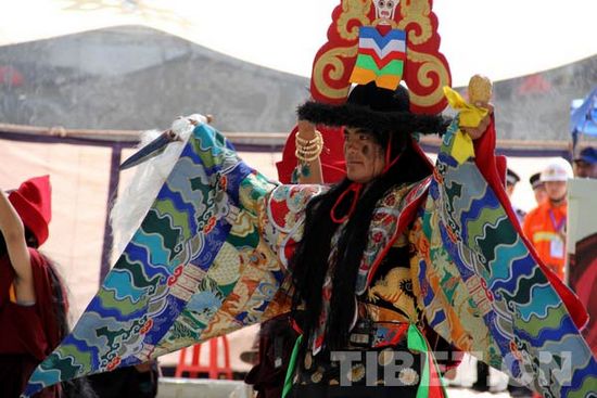 སྲོལ་རྒྱུན་རིག་གནས་ཀྱི་བཅུད་ལས་བྱུང་བའི་མིག་གི་དགའ་སྟོན་ཆེན་མོ།
