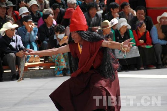 སྲོལ་རྒྱུན་རིག་གནས་ཀྱི་བཅུད་ལས་བྱུང་བའི་མིག་གི་དགའ་སྟོན་ཆེན་མོ།