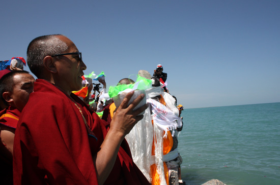 མཚོ་སྔོན་པོའི་ལྷོ་འགྲམ་དུ་མཚོ་གཏེར་འབུལ་བའི་ཆོ་ག་སྤེལ་བ།