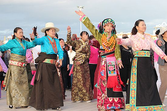 མཚོ་སྔོན་ཞིང་ཆེན་གྱི་སྐབས་གཉིས་པའི་སྐོར་བྲོ་འགྲན་སྡུར་རྐང་ཚ་རུ་བསྡུས་པ།
